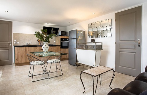 Carnoules Apartment | Holiday flat, country house with view on the hills, shared pool and Wi-Fi