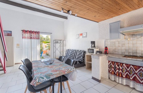 Roquefort-des-Corbieres House | Holiday Home 'La Capelle 4 Persons 876' with Shared Pool, Wi-Fi and Air Conditioning