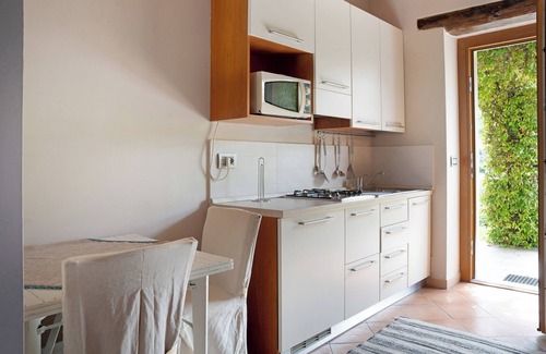Cerretto Langhe Apartment | Holiday Home 'La Corte di Langa Alloggio Turchese' with Shared Pool & Wi-Fi