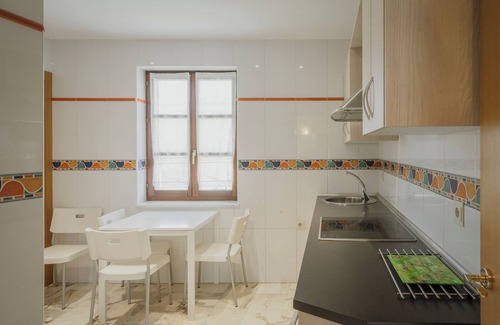 Villalcazar de Sirga House | Holiday Home 'Do Camino' with Private Terrace, Balcony and Wi-Fi