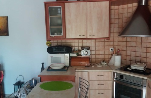 Kokinos Pirgos House | Holiday home a few steps from the beach with private secluded garden