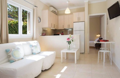 Agios Ioannis House | Holiday Home 'Aelia House - Helios' with Mountain View, Wi-Fi and Air Conditioning