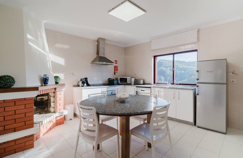 Canicada House | Holiday Home 'Alojamento Casa Da Pedra Verde' with Mountain View, Private Pool and Wi-Fi