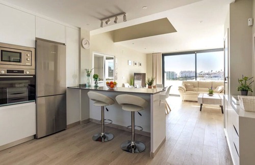 Fuengirola House | Holiday Home 'Beach Terraced House Close Town' with Sea View, Wi-Fi and Air Conditioning