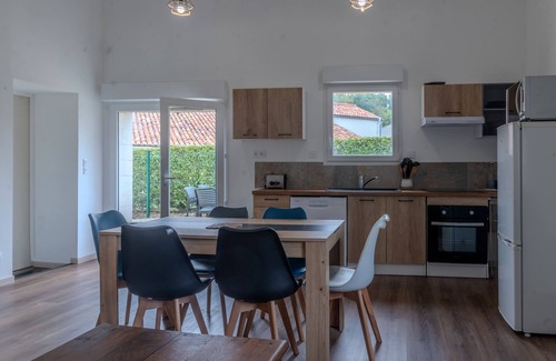 Bercloux House | Holiday Home 'Berclois' with Private Terrace, Wi-Fi and Air Conditioning