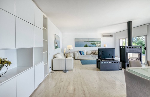 Llafranc House | Holiday Home "Blueview" with lovely views, Pool & Wi-Fi