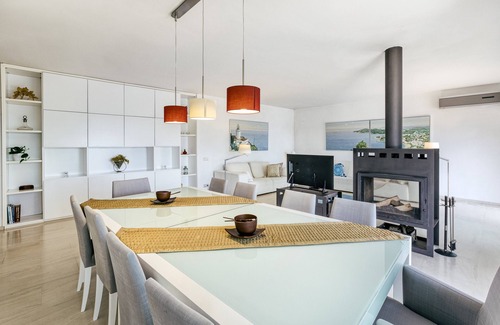 Llafranc House | Holiday Home "Blueview" with lovely views, Pool & Wi-Fi