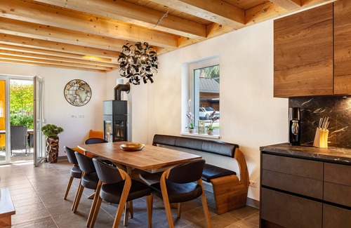 Kotschach-Mauthen House | Holiday home 'Bubbelen Aan De Piste' with mountain view, terrace, jacuzzi and WiFi