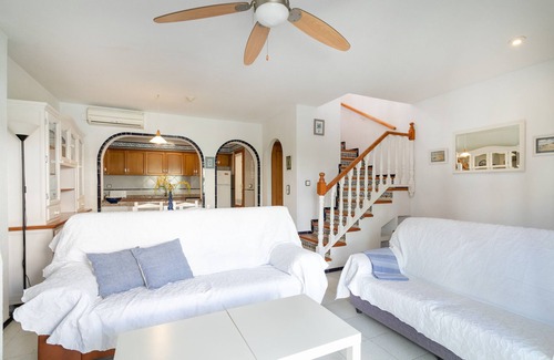 Los Arenales del Sol House | Holiday Home 'Casa en la playa con piscinas E' with Shared Pool, Wi-Fi and Air Conditioning