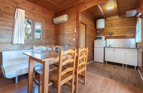 Barx House | Holiday Home 'Cabaña Madera B' with Mountain View, Wi-Fi and Air Conditioning