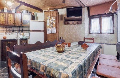 Odollo House | Holiday Home 'Carriles Romanos' with Mountain Views, Shared Pool and Private Terrace