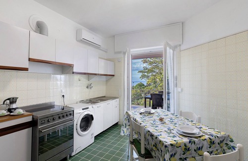 Ospedaletti House | Holiday Home 'Casa Alizia' with Sea View, Wi-Fi and Air Conditioning