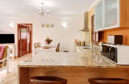 Camacha House | Holiday Home "Casa Amor Perfeito" with Mountain View, Garden & Wi-Fi