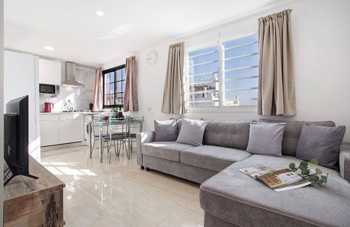 Corralejo House | Holiday Home 'Casa Del Sol Rosa' with Sea Views, Wi-Fi and Air Conditioning