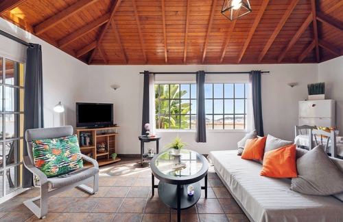 Los Llanos de Aridane House | Holiday Home 'Casa Óscar' with Mountain View, Private Pool and Wi-Fi