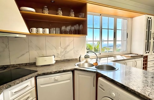 Canhas House | Holiday Home 'Casa Conduto' with Sea View, Wi-Fi and Air Conditioning