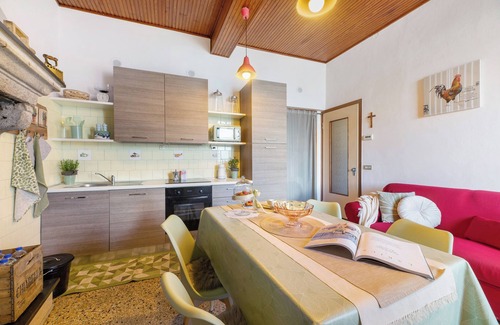 Naggio House | Holiday Home 'Casa Venanzio' with Lake View and hot tub