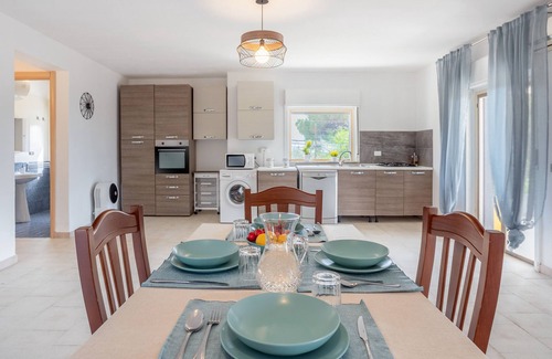Terrasini House | Holiday Home 'Casa Vista Mare tra gli Ulivi' with Pool, Wi-Fi & A/C
