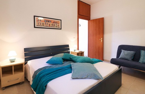 Castro House | Holiday Home 'Charonìa A Castro 5 Posti' with Private Garden, Balcony and Air Conditioning