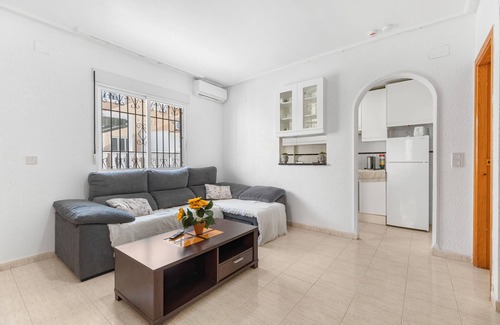 Torrevieja House | Holiday Home 'De Espãna' with Shared Pool, Wi-Fi and Air Conditioning