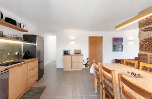 Baiao House | Holiday Home 'Do Alago' with Lake View, Wi-Fi and Air Conditioning