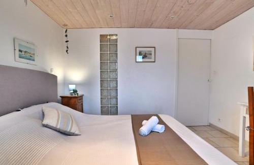 La Remigeasse House | Holiday Home Douce Alouette by Interhome