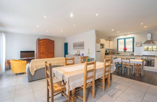 Bourg-sur-Gironde House | Holiday Home 'Le Tertre Camillac' with Private Garden, Balcony and Wi-Fi