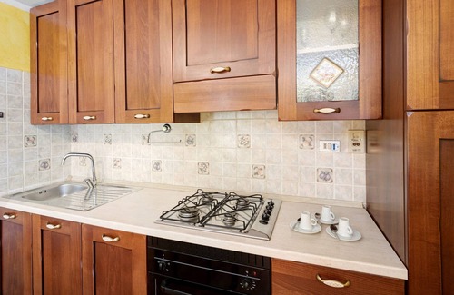 Moano Apartment | Holiday Home Green House with Mountain View, Garden & Wi-Fi