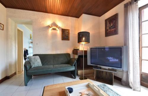 Grury House | Holiday Home in Grury with Pool & Garden