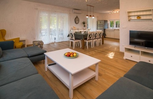 Risika House | Holiday Home in Vrbnik with Terrace, Air condition, WIFI, Washing machine (4770-1)
