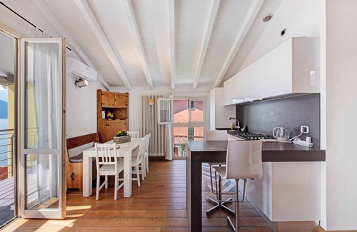Olcio House | Holiday Home 'Scrigno Sul Lago' with Lake View, Wi-Fi and Air Conditioning