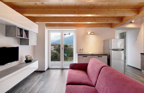 Domaso House | Holiday Home 'Jack House' a few steps from the lake and with private parking
