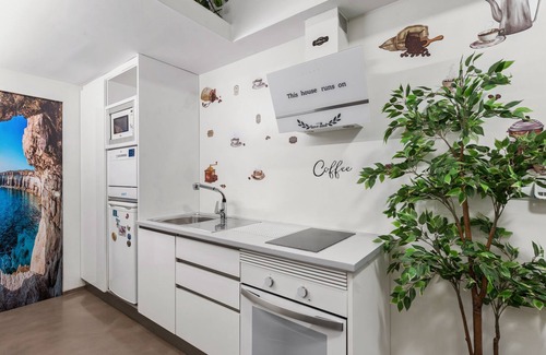 El Cabanyal House | Holiday Home "La Casita de la Reina" with Private Terrace & Wi-Fi