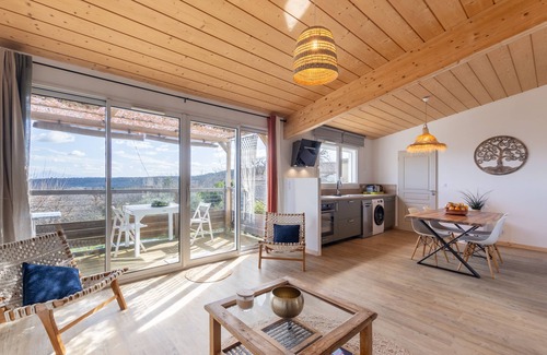 Salazac House | Holiday Home 'La Chant Des Tongs - La Canopée' with Mountain View, Wi-Fi and Air Conditioning