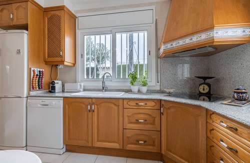 Cambrils House | Holiday Home 'La Esquina De Pascale Y Lluis' with Sea View, Wi-Fi and Air Conditioning