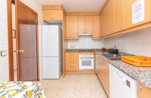 Banyoles House | Holiday Home 'Lago De Banyoles' with Lake View, Wi-Fi and Air Conditioning