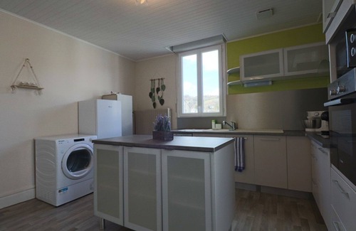 La Bourboule House | Holiday Home 'Les Lavandes' with Mountain View and Wi-Fi