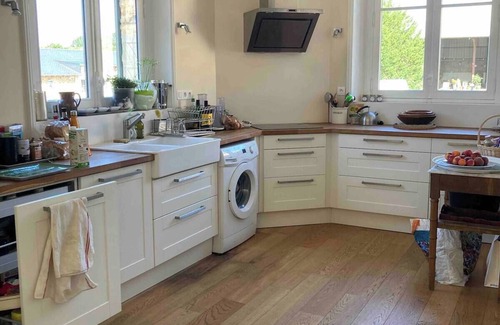 Crespieres House | Holiday Home 'Maison De Campagne Vers Versailles' with Private Terrace, Private Garden and Wi-Fi