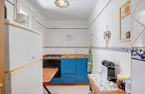 Maiori House | Holiday Home 'Mare E Limoni' with Sea View, Wi-Fi and Air Conditioning