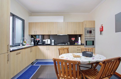 Santa Cruz House | Holiday Home "Moradia Casa Feliz" with Private Terraces & Wi-Fi