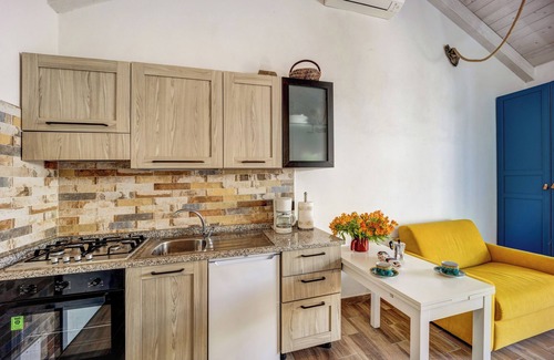 Pompeiana House | Holiday Home 'Pelagos' with Sea View, Shared Pool & A/C