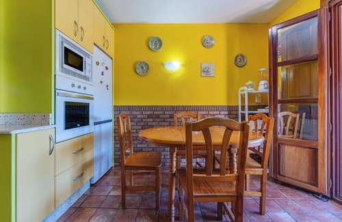 Isla House | Holiday Home 'Posada Paraso Iris' with Mountain View, Private Garden and Wi-Fi