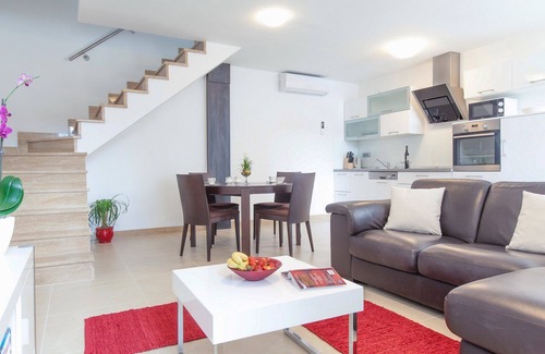 Pucisca Villa | Holiday home Puteus few meters away from the sea, Brac Island