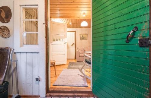 Karjalohja House | Holiday Home Puutarhurin mökki by Interhome