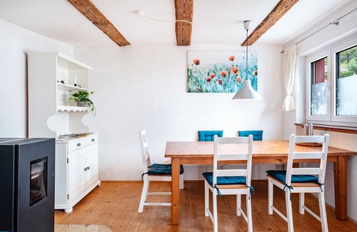 Ihringen House | Holiday Home 'Rebsteige' with Mountain View, Balcony and Wi-Fi