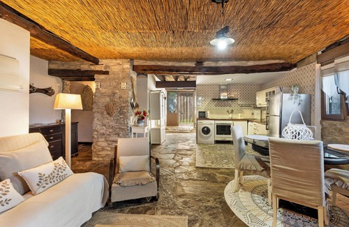 Caldearenas House | Holiday Home 'Regalate Paz 2' with Mountain View, Private Pool and Wi-Fi