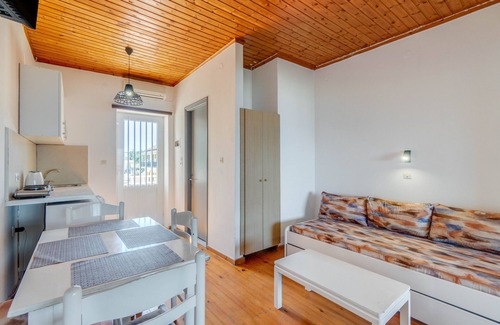 Kavos House | Holiday Home 'Sandy Beach House-1st Floor' with Shared Pool, Wi-Fi and Air Conditioning