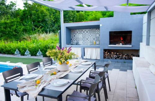 Sinj Villa | Holiday home Sika with heated pool near Split