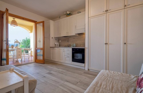 Paduledda House | Holiday Home 'Sky View' with Sea View, Shared Pool and Air Conditioning