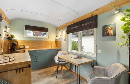 Lohfelden House | Holiday Home 'Tiny House' with Private Terrace, Wi-Fi and Air Conditioning